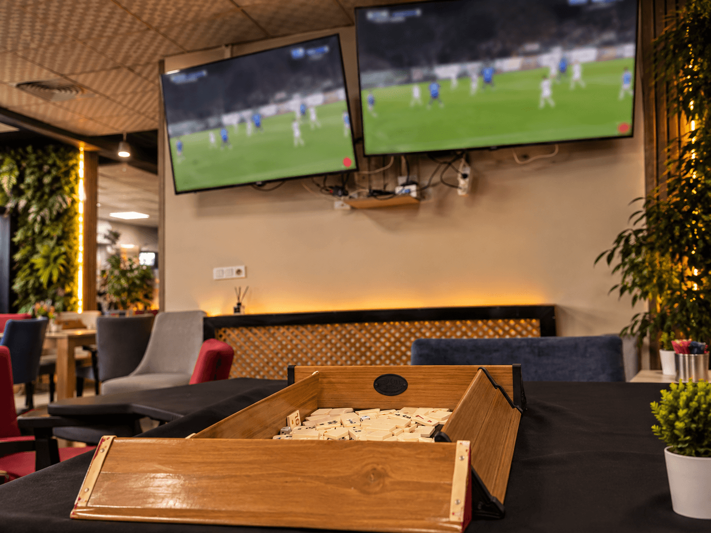 Aura Cafe'de büyük ekranda maç yayını