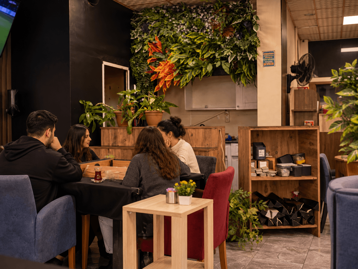 Aura Cafe'de arkadaş grubu sohbeti