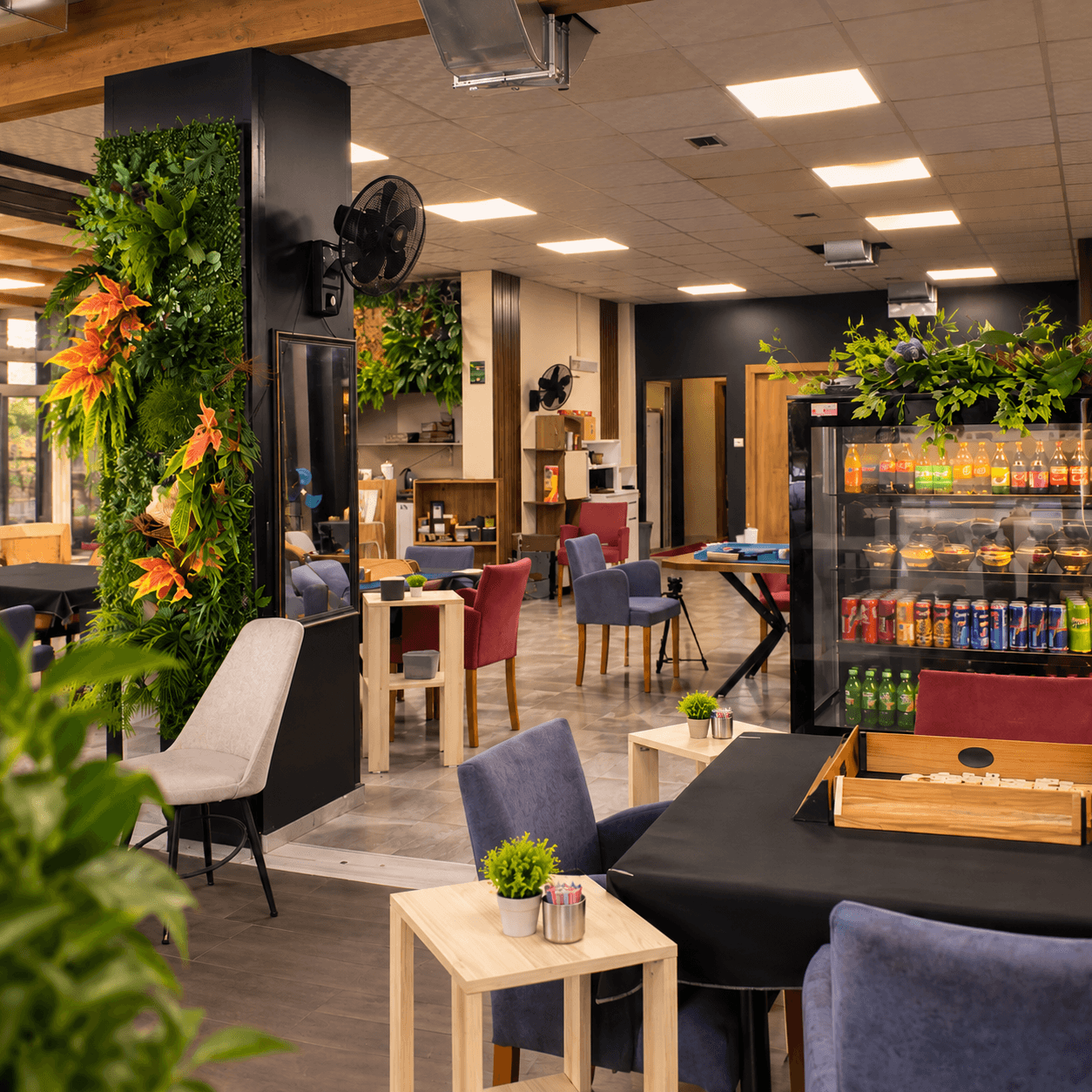 Aura Cafe'nin sıcak ve davetkâr iç mekanı