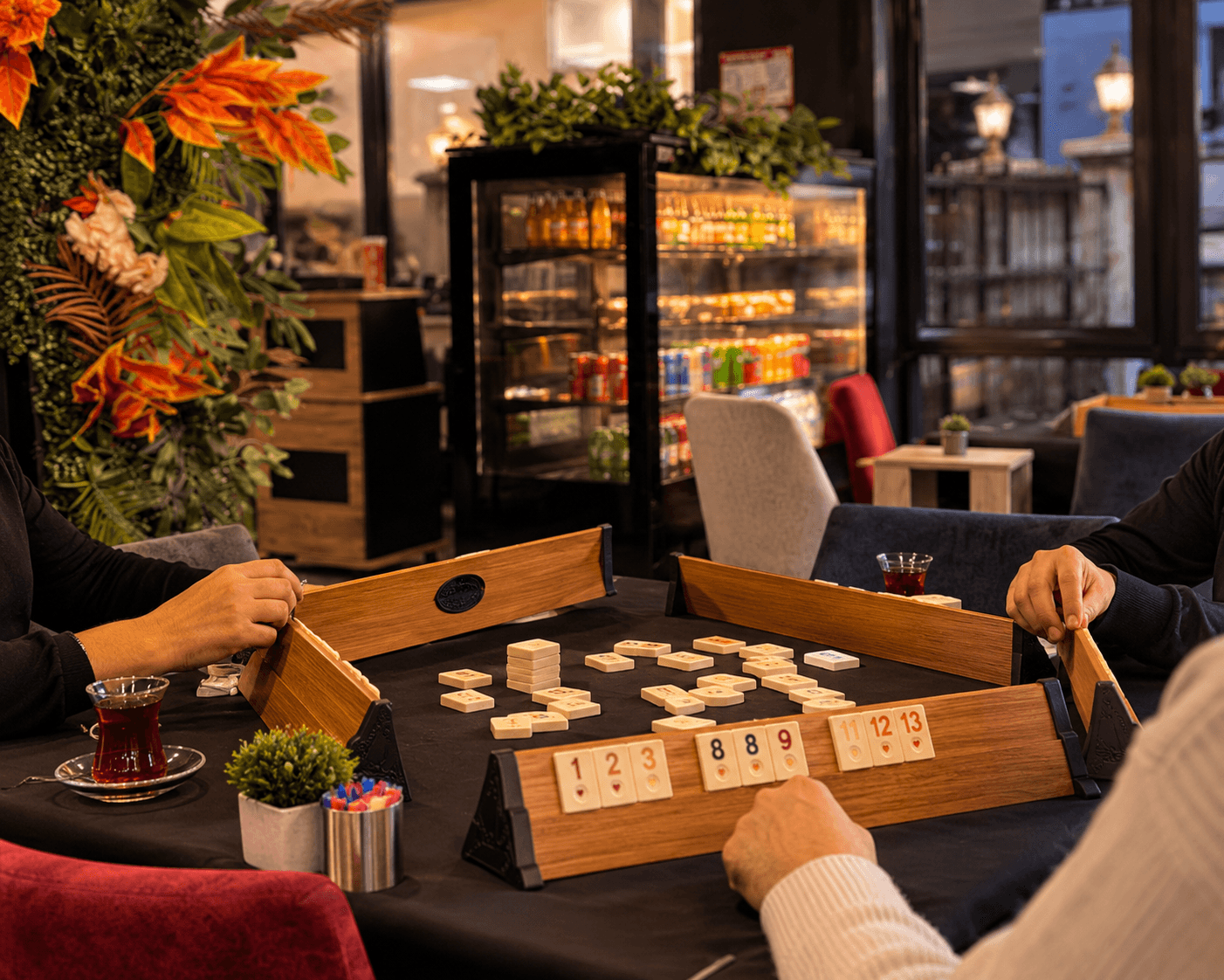 Aura Cafe'de 101 Okey masası